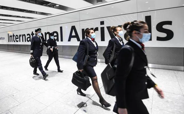 La tripulación de un avión camina por una de las terminales del aeropuerto londinense de Heathrow./EFE