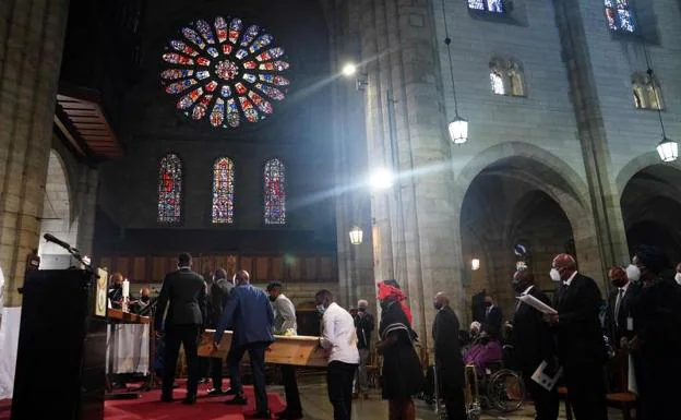 El féretro de Demond Tutu, en la catedral de San Jorge. /Efe