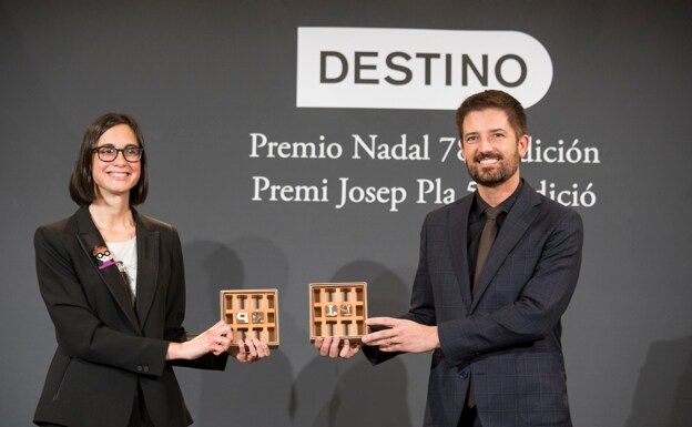 Inés Martín Rodrigo, ganadora del Premio Nadal, y Toni Cruanyes, del Pla. /ARIADNA ARNÉS