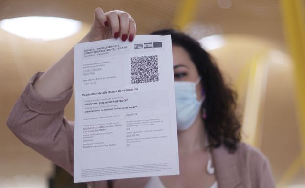 Una mujer muestra el certificado COVID Digital de la Unión Europea. /EP
