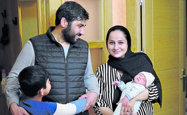 Sabiallha Yusufi y Sohaila Omaryar, con sus hijos Amir y el recién nacido Adyan, en su casa de acogida en Ciudad Real./óscar chamorro