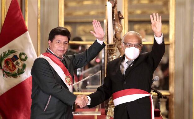 El presidente de Perú, Pedro Castillo, estrecha la mano al nuevo primer ministro, Aníbal Torres. /efe