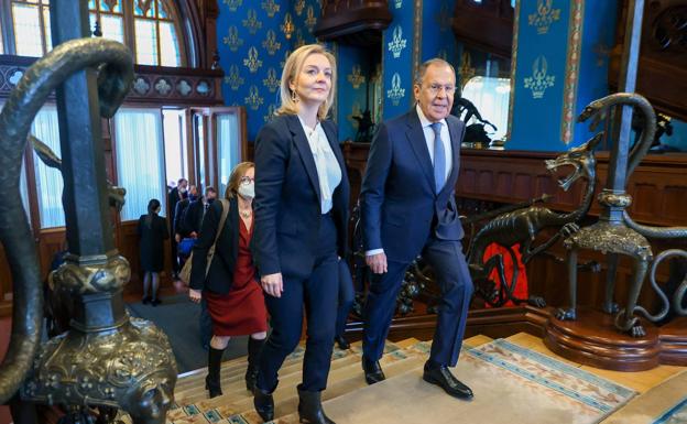 Liz Truss y Serguéi Lavrov, este jueves en Moscú./Reuters