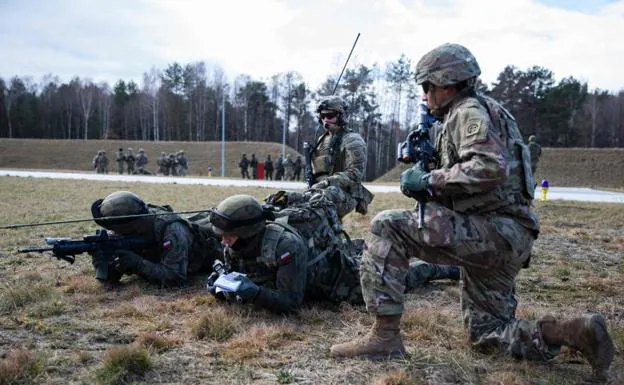 Miembros de la 82 División Aerotransportada del Ejército estadounidense realizan maniobras en Polonia./AFP