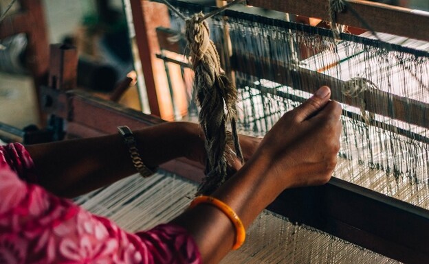 Tejido artesanal del cáñamo en Nepal.
