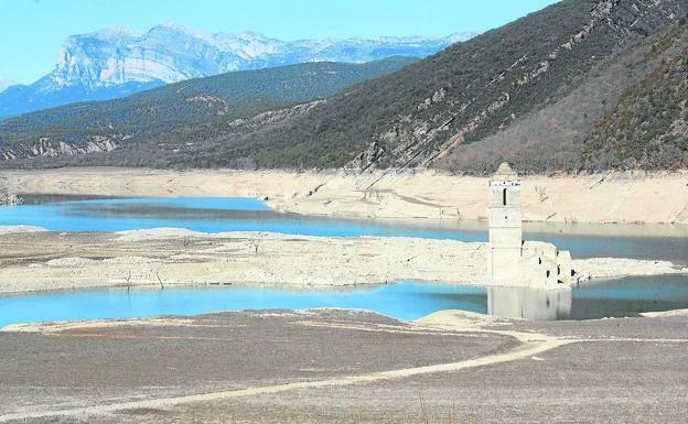 La iglesia del antiguo pueblo de Mediano, en Huesca, emerge del pantano, al 30% de su capacidad. /EFE