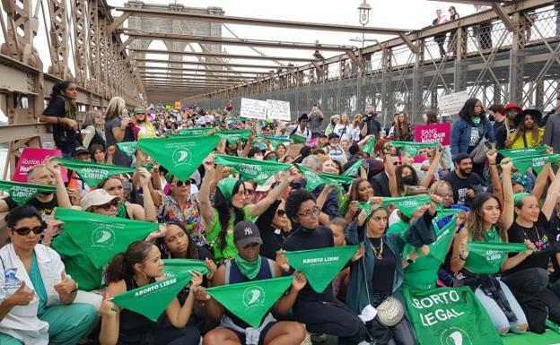 Cientos de mujeres se manifiestan hoy en el puente de Brooklyn en defensa del aborto libre, en Nueva York (EE.UU)./efe