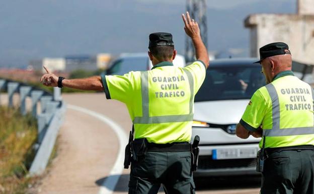 Los leoenses se lanzan a la carretera con la llegada del 1 de julio. En la imagen, agentes de la DGT. /