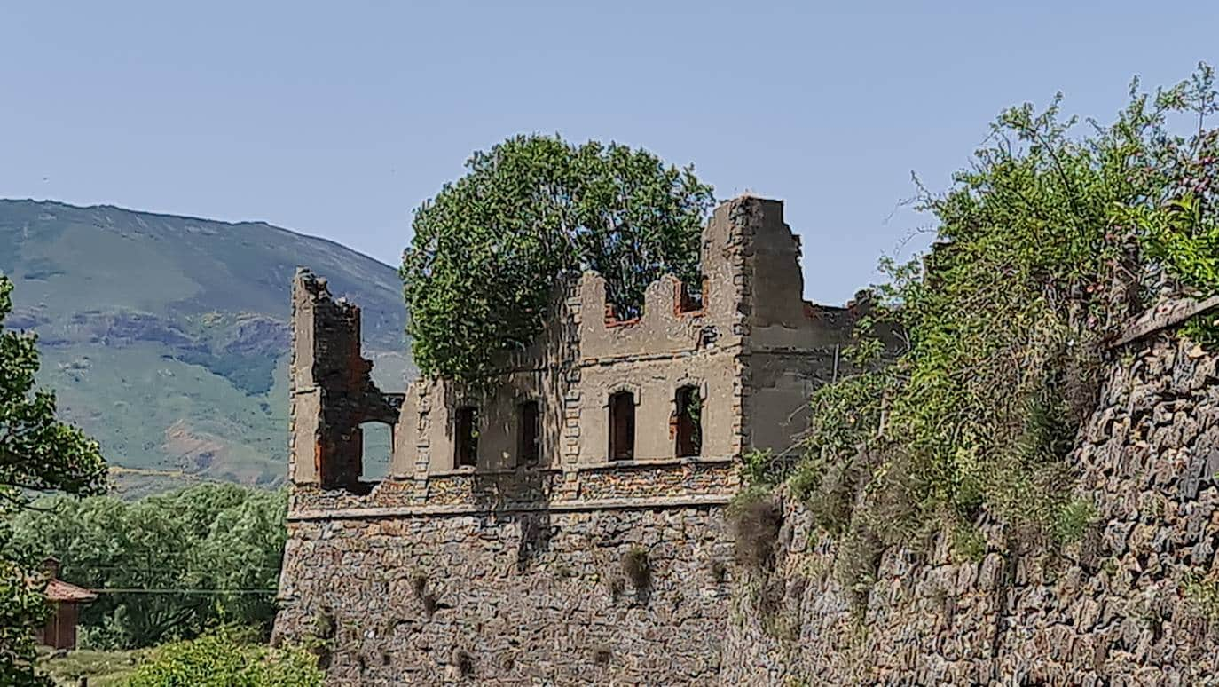 Las ruinas de la Fabricona levantándose tímidamente en un valle de Villamanín.