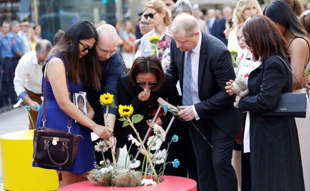Familiares de las víctimas en el lugar del atentado.