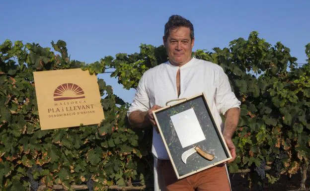 Jorge Sanz posa con su placa como vendimiador de honor de los vinos mallorquines Pla i Llevant./R. C.