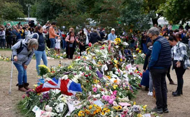 Hundreds of people left flowers in London's Green Park in honor of Elizabeth II.