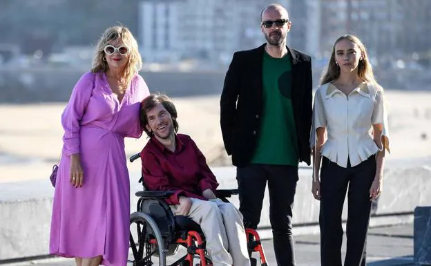 Fernando Franco junto a los actores Emma Suárez, Telmo Irureta y Valèria Sorolla./AFP