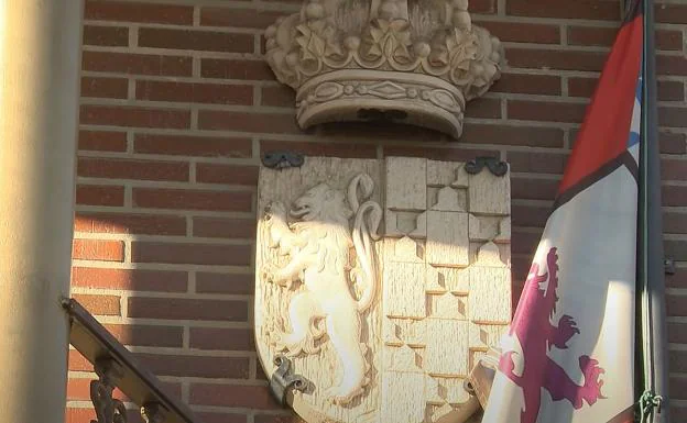 Image of the shield of the town of Cuadros on the main facade of its town hall.  /