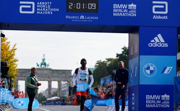 Eliud Kipchoge im Ziel des Berlin-Marathons. /Reuters