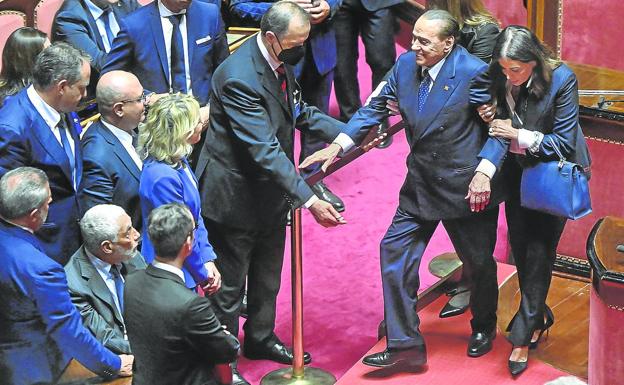 L'ex presidente del Consiglio Silvio Berlusconi, con evidenti difficoltà motorie, durante la seduta di giovedì al Senato, dove è tornato nove anni dopo essere stato espulso.