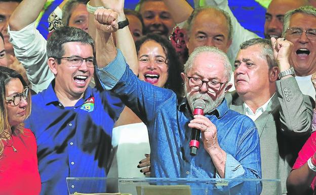 El expresidente brasileño Luiz Inácio Lula da Silva pronuncia un discurso tras su triunfo en la segunda vuelta de las elecciones, en Sao Paulo. /EFE