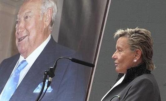 María José Álvarez, junto a su padre, David Álvarez. /