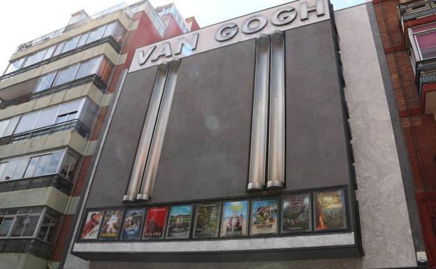 Fachada principal del Cine Van Gogh en la capital leonesa. /