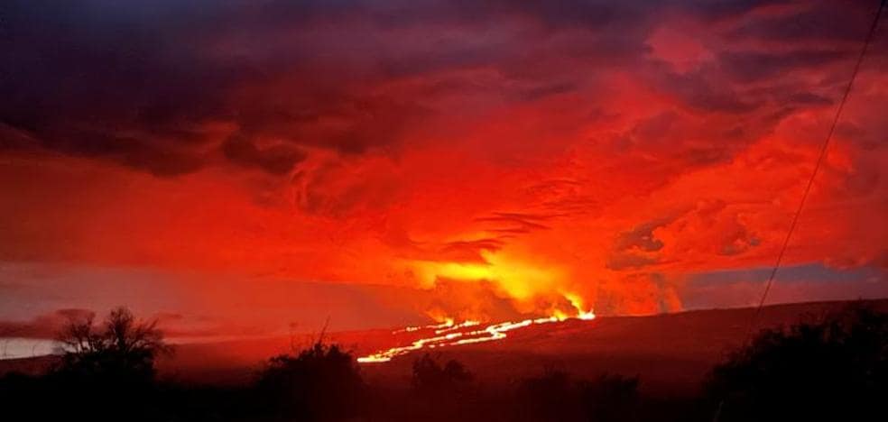 Mauna Loa volcano shoots lava fountains up to 60 meters in Hawaii