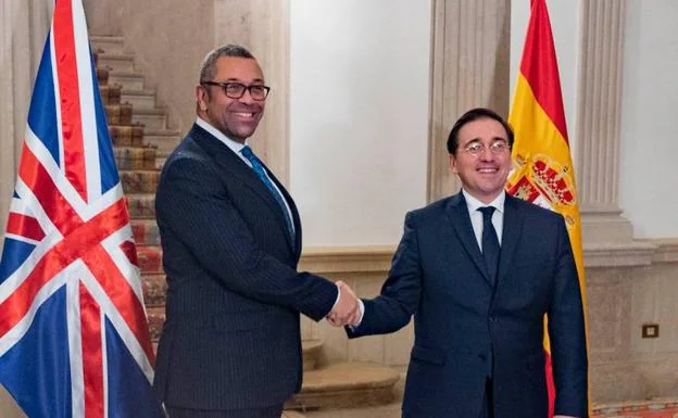 El ministro de Asuntos Exteriores británico, James Cleverly, y su homólogo español, José Manuel Albares, se reunen en el Palacio de Viana./reuters