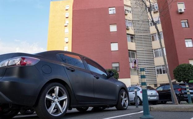 Edificio en la barriada de Montequinto de Dos Hermanas (Sevilla) donde este viernes una mujer de 31 años ha sido apuñalada por su expareja./EFE