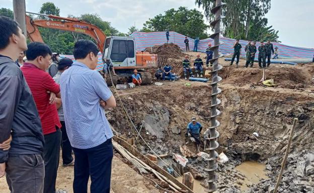 Desesperados intentos para salvar a un niño atrapado en un hoyo de 35 metros en Vietnam