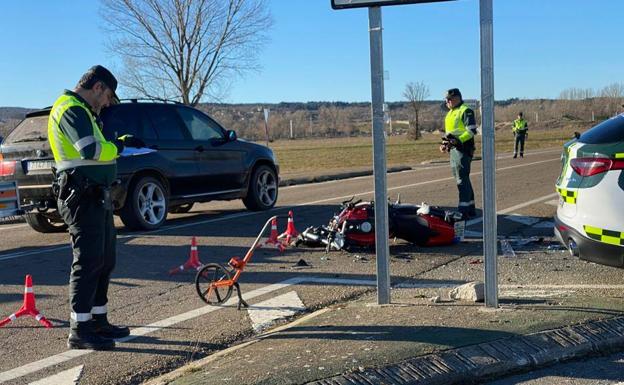 Accidente entre una motocicleta y un vehículo en Sariegos.