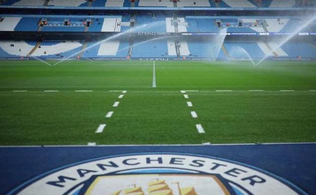 Escudo del Manchester City en el Etihad Stadium, antes de un partido/Reuters