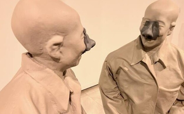 'Allo specchio' (1997) , juego de Muñoz sobre la risa y la máscara ante un espejo.