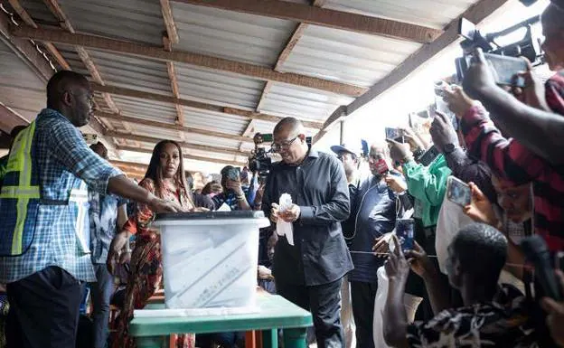 Peter Obi votando este sábado/